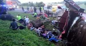 10 dead, 25 injured as truck carrying MIGRANTS overturns in MEXICO 10 dead, 25 injured as truck carrying MIGRANTS overturns in MEXICO