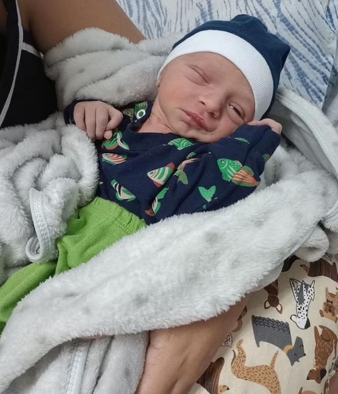 Woman steals newborn baby from sleeping mum in hospital