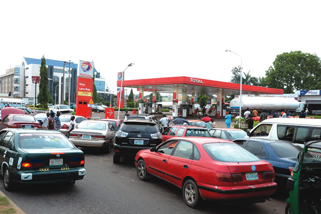 Motorist slumps while driving, dies in hospital