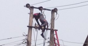Man electrocuted while helping neighbour in Ogun Man electrocuted while helping neighbour in Ogun