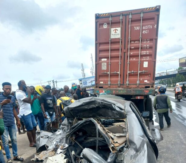Six die as passenger bus rams into truck in Ogun