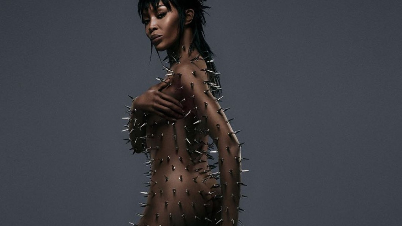 Naomi Campbell poses n*de with her entire body covered in silver spikes