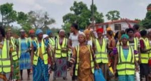 Street sweepers protest over four months’ unpaid salary in Ondo Street sweepers protest over four months' unpaid salary in Ondo