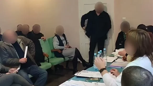 Ukrainian councillor throws grenades in a meeting