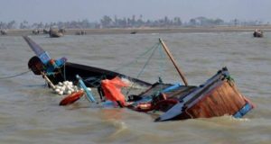 11 rescued, 8 dead, 12 missing in Niger boat mishap 11 rescued, 8 dead, 12 missing in Niger boat mishap