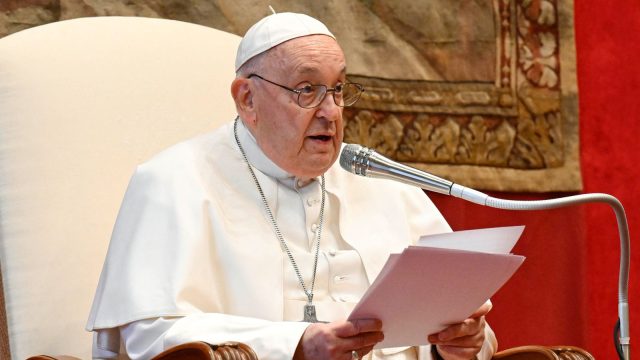 Pope Francis calls for global ban on surrogacy