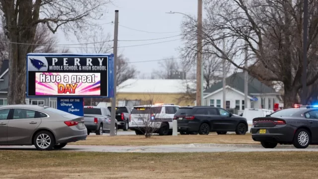 student shoots 6 at US School Student shoots 6, takes his own life at FIRST day back at school in US