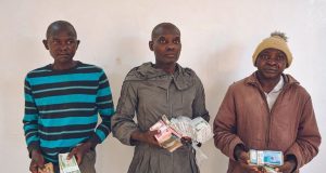 EFCC arrests three for selling naira notes EFCC arrests three for selling naira notes