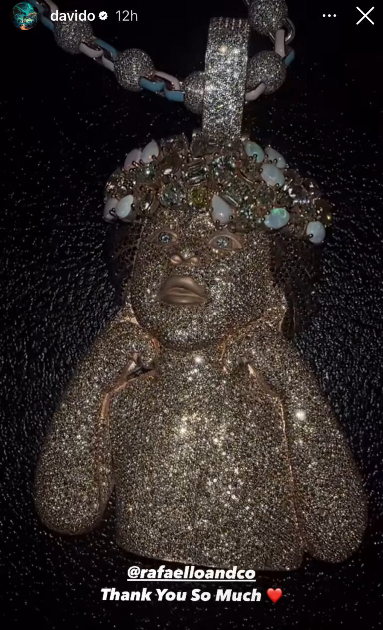 Davido shows off new gold necklace, diamond teeth