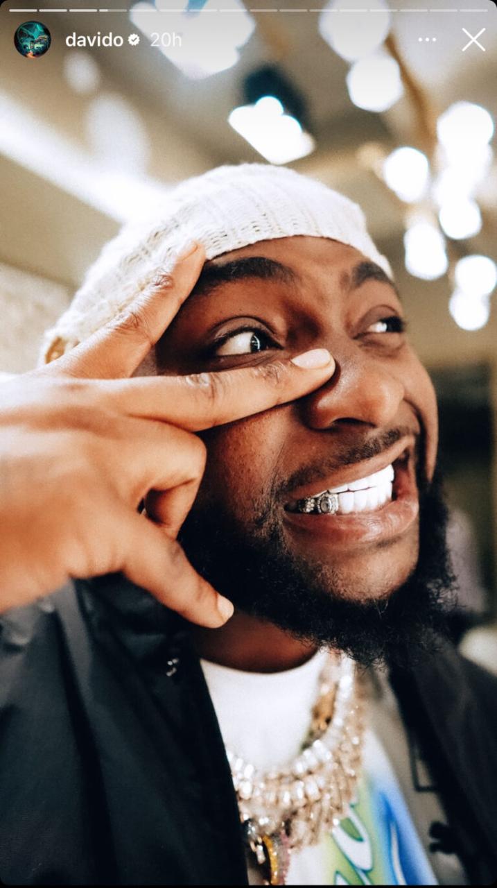 Davido shows off new gold necklace, diamond teeth