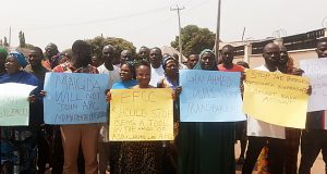 Protesters storm EFCC office, demand release of Ex-Kwara Governor, Ahmed Protesters storm EFCC office, demand release of Ex-Kwara Governor, Ahmed