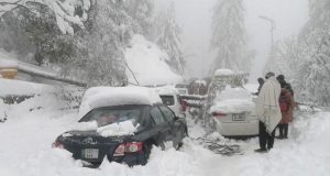 Nor’easter dumps heavy snow and cuts off power to hundreds of thousands across the northeast Nor’easter dumps heavy snow and cuts off power to hundreds of thousands across the northeast
