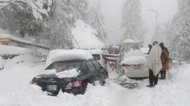 Nor’easter dumps heavy snow and cuts off power to hundreds of thousands across the northeast Nor’easter dumps heavy snow and cuts off power to hundreds of thousands across the northeast