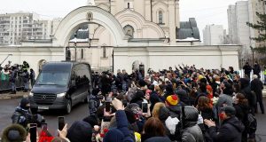 Thousands of supporters defy Putin to honor Alexei Navalny Thousands of supporters defy Putin to honor Alexei Navalny