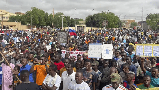 Nigeriensprotest against foreign forces