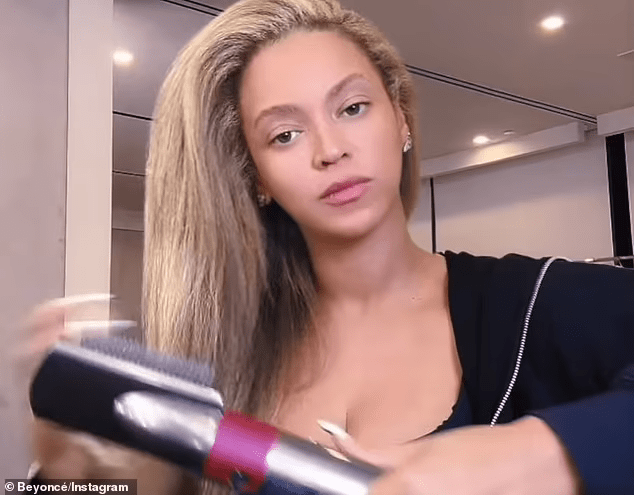 Beyonce shows off her NATURAL hair