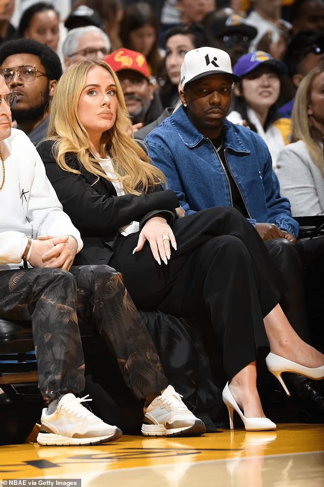 Adele rocks black and white Look at Lakers vs. Nuggets game