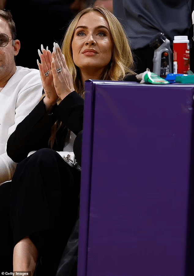 Adele rocks black and white Look at Lakers vs. Nuggets game