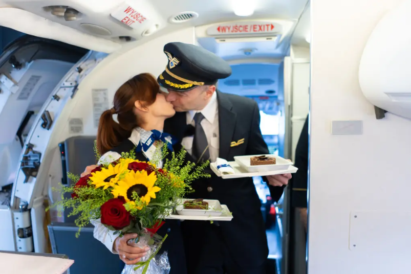 Pilot PROPOSES to flight attendant girlfriend
