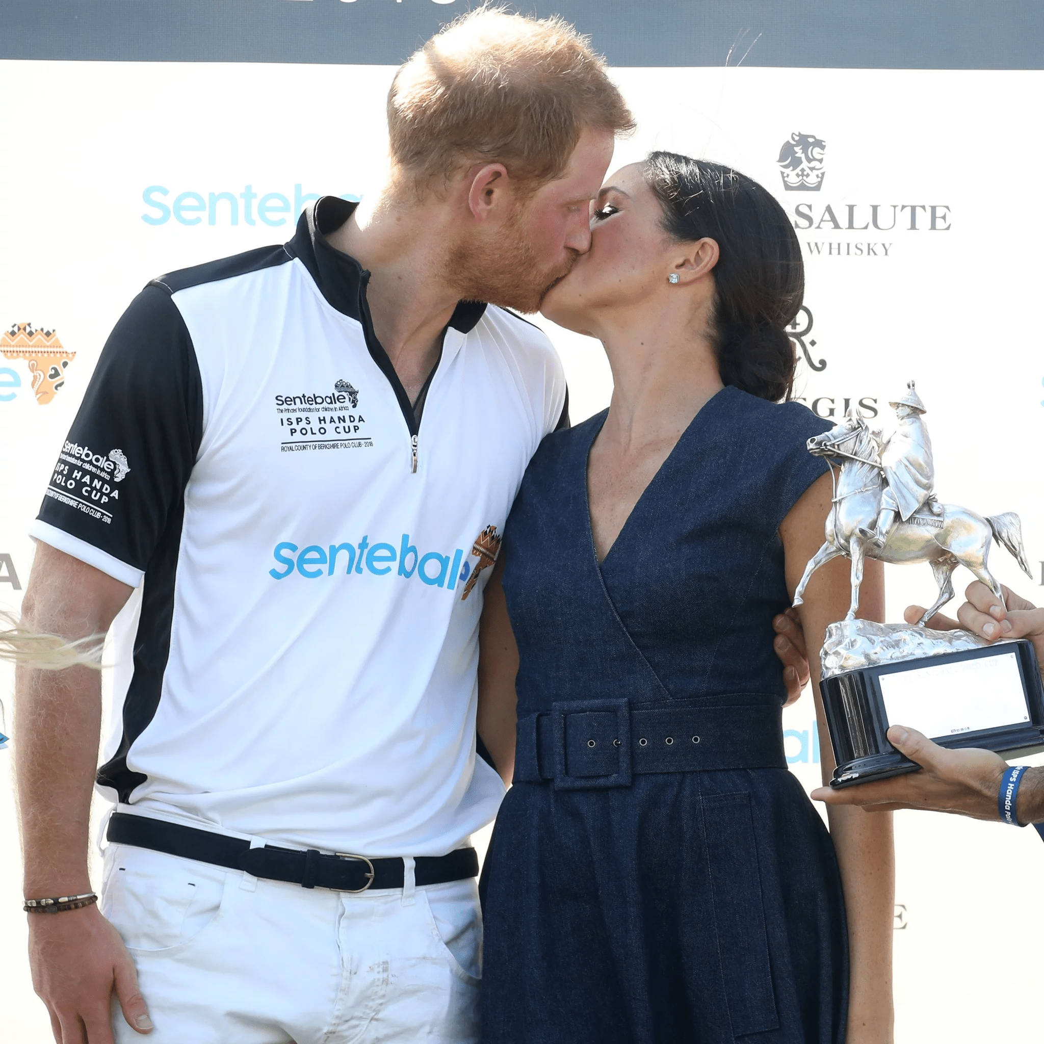 Prince Harry and Meghan Markle ki3s at Polo Match