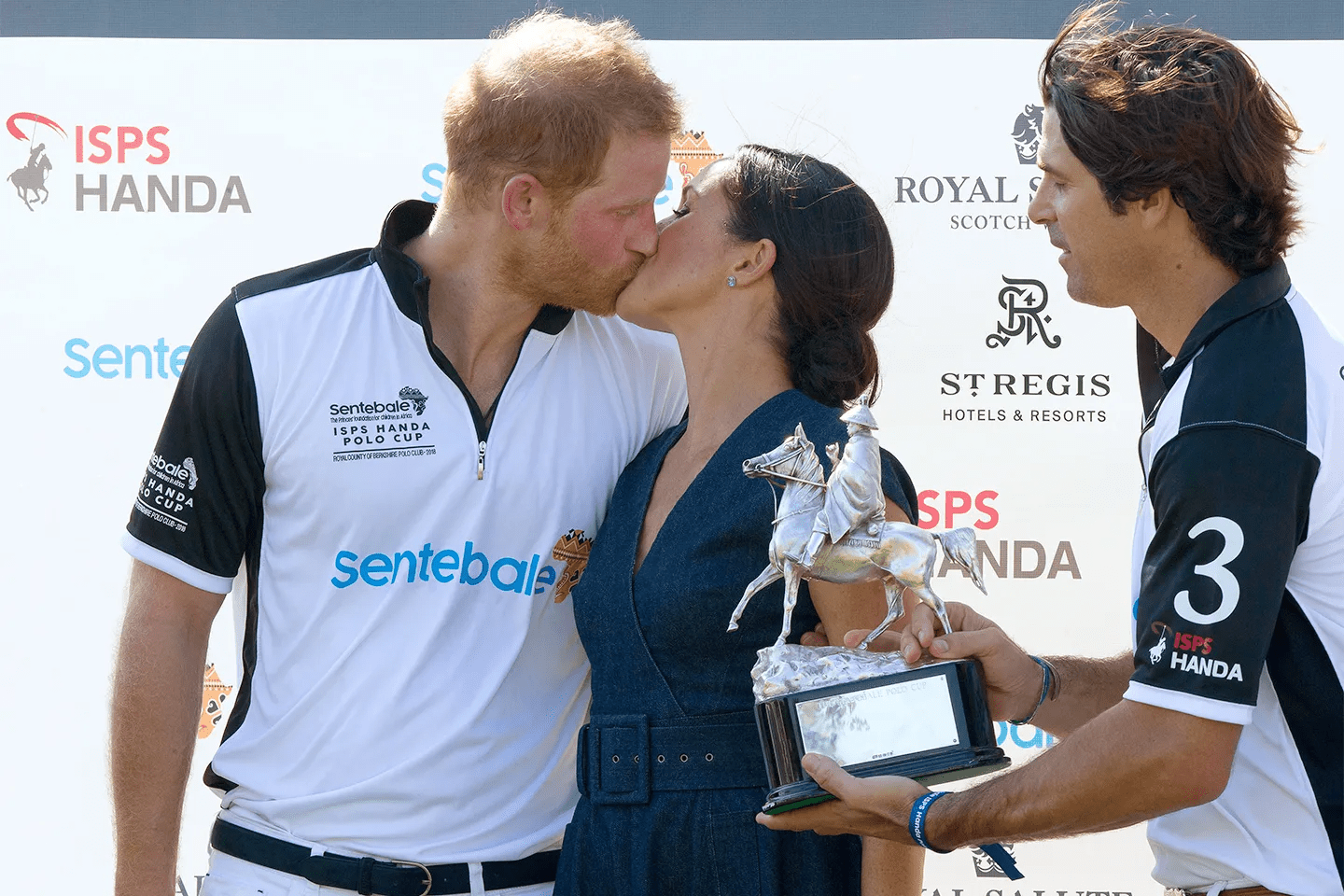 Prince Harry and Meghan Markle ki3s at Polo Match