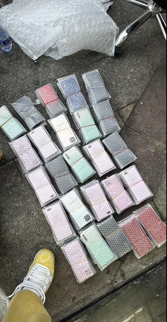 Woman receive gifts after returning 125 phones mistakenly sent to her Woman receives gifts after returning 125 phones mistakenly sent to her