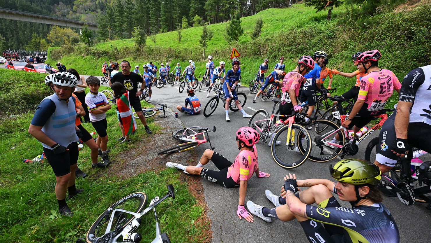 Reigning Tour de France champion is hospitalized after crash Ladun