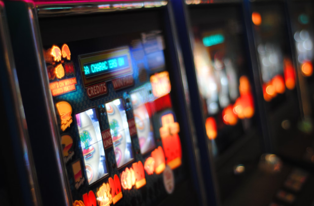 Online vs Offline Casinos: The Pros and Cons