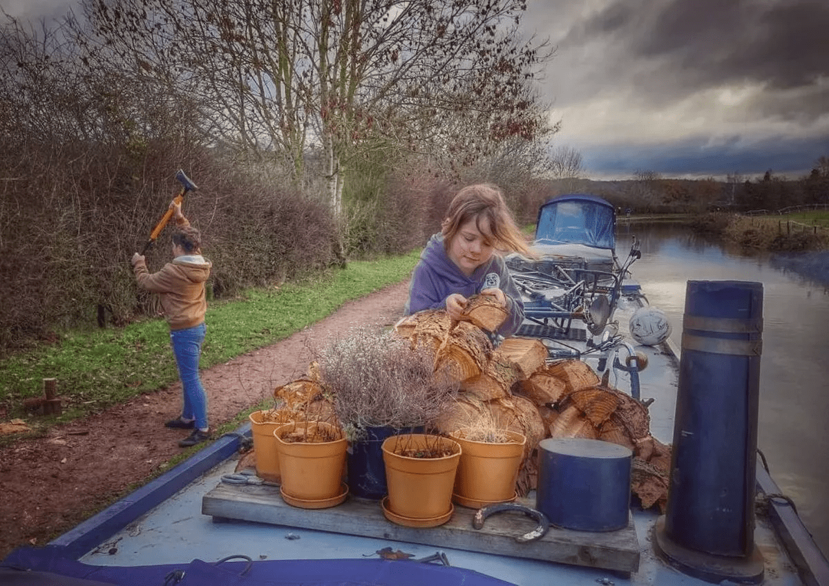Family sells their house to LIVE on boat