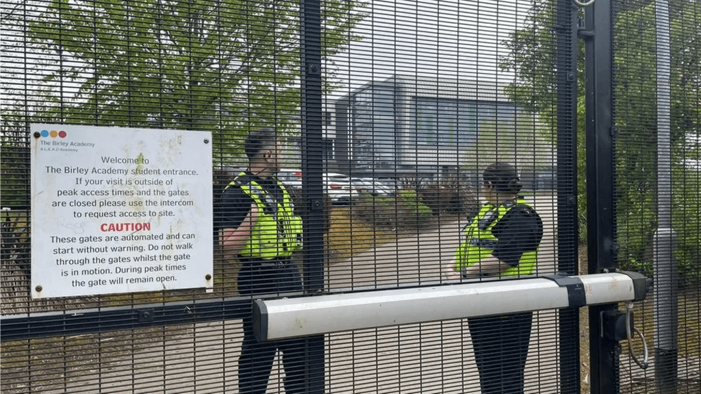 Boy, 17, arrested for attempted mu3der after school incident