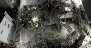 Building collapses in South Africa leaves many trapped Building crashes in South Africa leaves many trapped