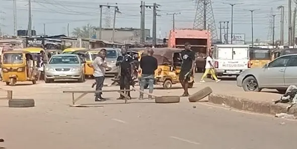 Hoodlums attack Ipaja Police Station in Lagos Hoodlums attack Ipaja Police Station in Lagos