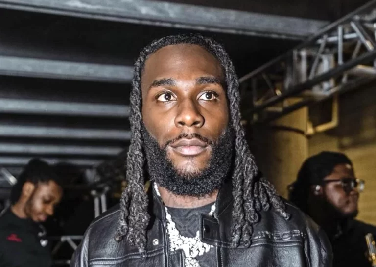 Burna Boy buys Plantains and Fishes for market women in Port Harcourt Burna Boy buys Plantains and Fishes for market women in Port Harcourt