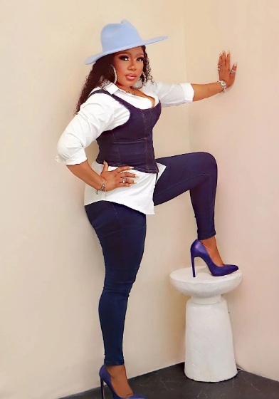 46 and pretty! Liz Da-Silva celebrates birthday with new photos

