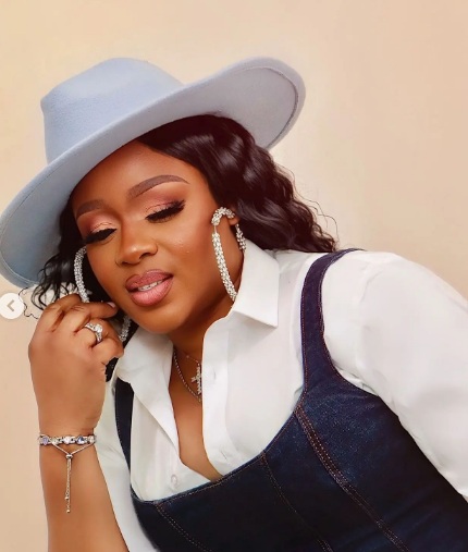 46 and pretty! Liz Da-Silva celebrates birthday with new photos

