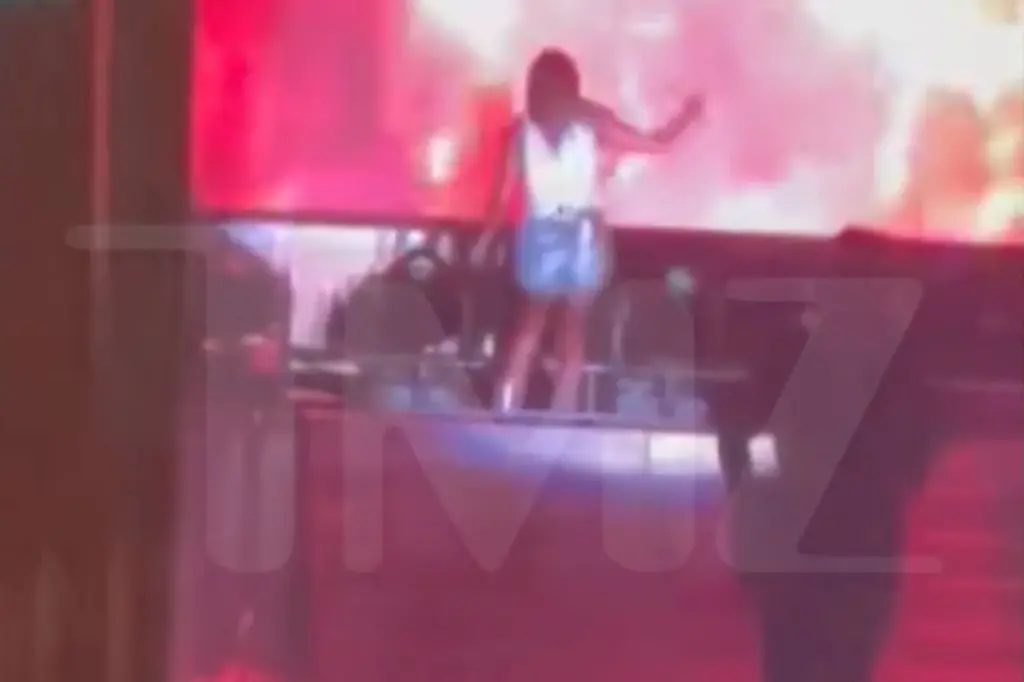 Singer Carrie Underwood FALLS off stage 