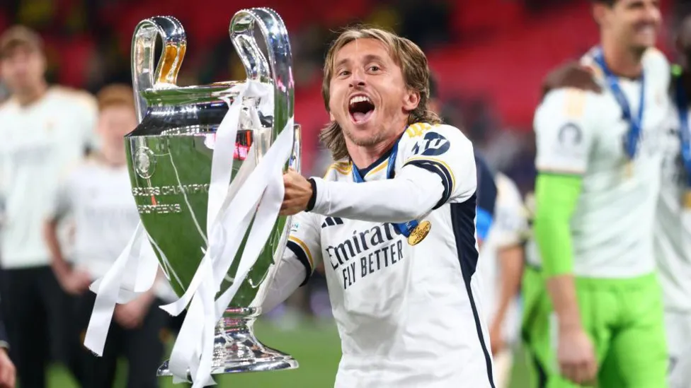 Modric signs new 1-year deal with Real Madrid Modric signs new 1-year deal with Real Madrid