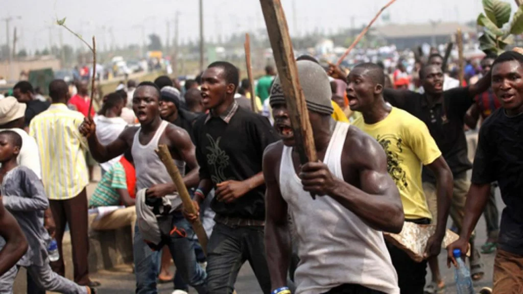 Lagos Thugs threaten traders, warn them against planned protest Lagos Thugs threaten traders, warn them against planned protest