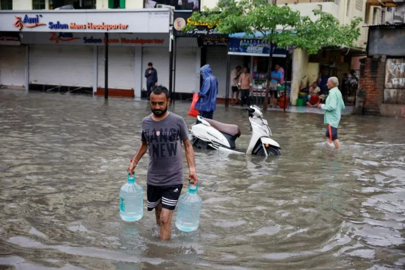 28 k!lled, thousands displaced as floods hit India