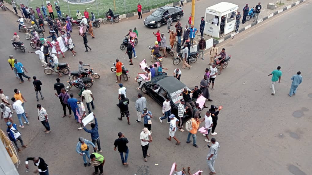 Hunger protest: Osun protesters hit Osogbo streets despite rain Hunger protest: Osun protesters hit Osogbo streets despite rain