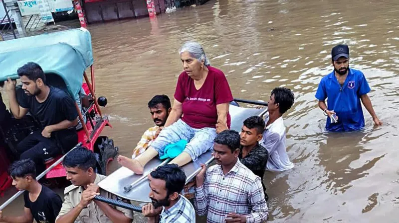 28 k!lled, thousands displaced as floods hit India