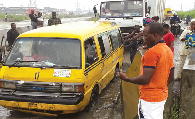 Passenger slumps & d!es on commercial bus Passenger slumps & d!es on commercial bus