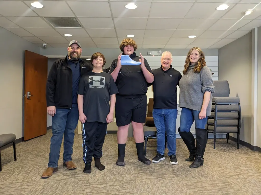 Teen sets world record for largest feet and hands