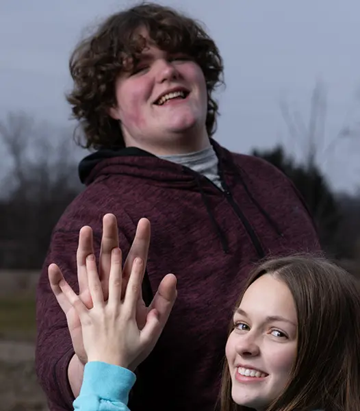 Teen sets world record for largest feet and hands