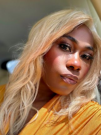 Uche Jombo ROCKS blonde hair 