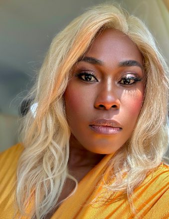 Uche Jombo ROCKS blonde hair 