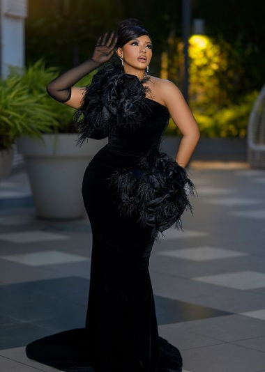 Liquorose DAZZLES in BLACK