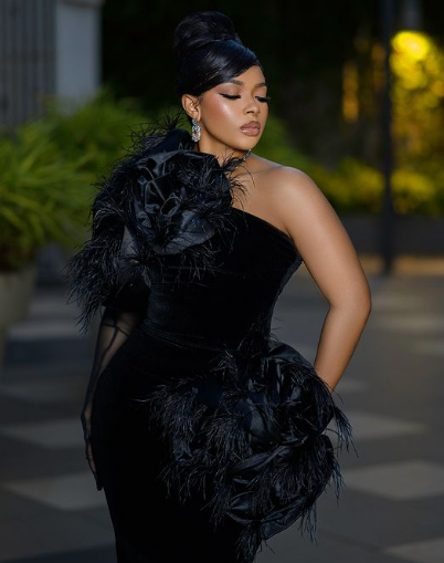 Liquorose DAZZLES in BLACK