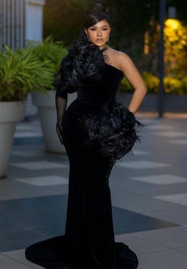 Liquorose DAZZLES in BLACK