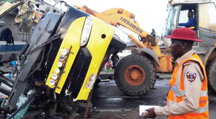 TEN d!e as commercial bus rams into stationary truck in Lagos TEN d!e as commercial bus rams into stationary truck in Lagos